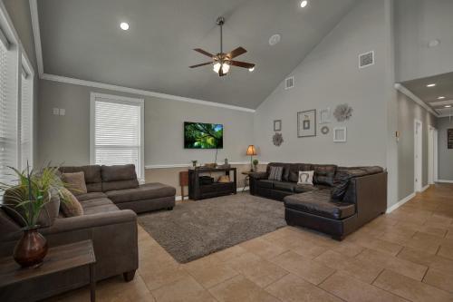 Let's Go Tubing! Awesome House-next To River!