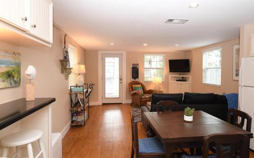 Sugar Shack, Beautiful & Updated, 2 Blocks From Beach, Pet Friendly! | Sugar Shack Lower