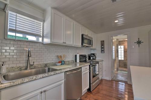 Galveston Getaway With Deck And Yard Walk To Beach
