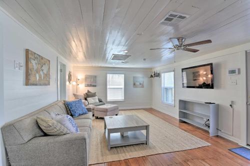 Galveston Getaway With Deck And Yard Walk To Beach