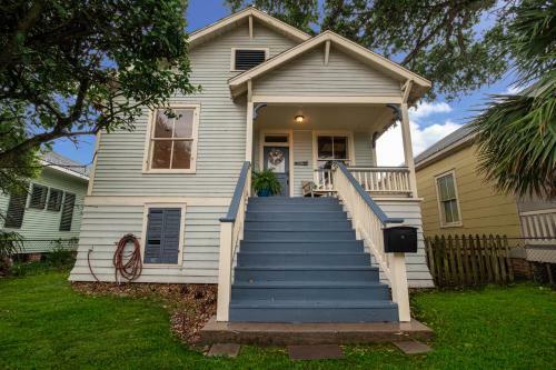 ?island Pride Bungalow? King Beds Near Beach!
