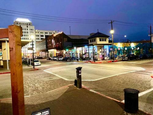 Gorgeous Bungalow Mins To Beach, Strand, & Utmb