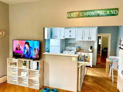 Gorgeous Bungalow Mins To Beach, Strand, & Utmb