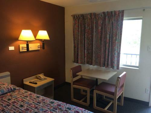 Motel 6 Raton