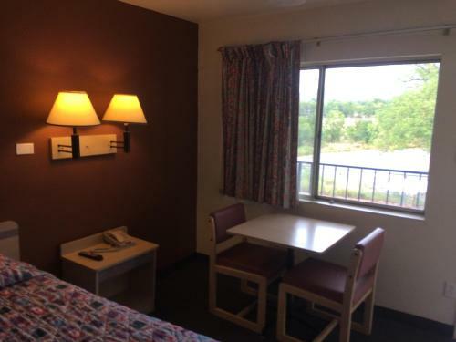 Motel 6 Raton