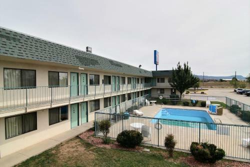Motel 6 Raton
