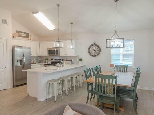 Purple Parrot.. Heated Private Pool! Centrally Located! Golf Cart Zone!