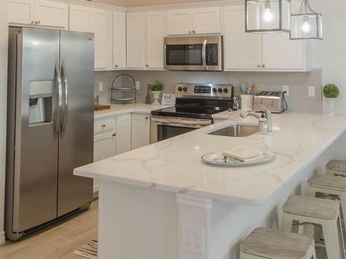 Purple Parrot.. Heated Private Pool! Centrally Located! Golf Cart Zone!