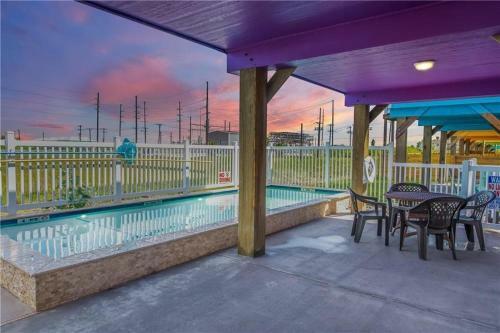 Purple Parrot.. Heated Private Pool! Centrally Located! Golf Cart Zone!