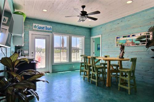 Port Aransas Escapes - Gulfwaters Beachfront Resort 101