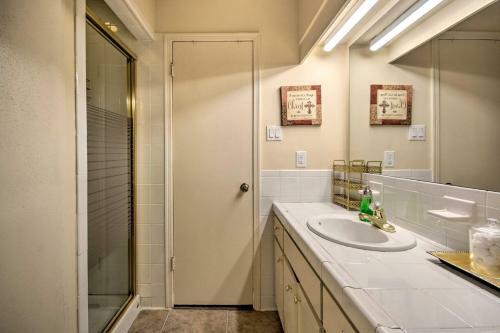 Apartamento Houston Apt With Private Balcony 14 Mi To Downtown!