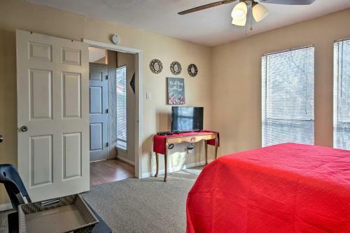 Apartamento Houston Apt With Private Balcony 14 Mi To Downtown!