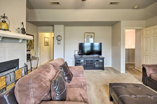 Cozy House With Yard And Fireplace - 3 Mi To Uh!