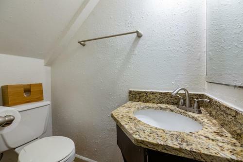 Apartamento King Suite Townhome With Laundry & Patio!