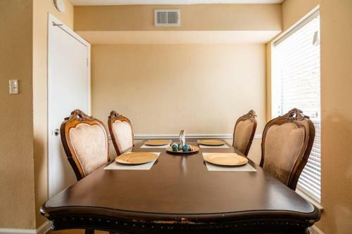 Apartamento King Suite Townhome With Laundry & Patio!