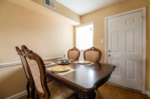 Apartamento King Suite Townhome With Laundry & Patio!