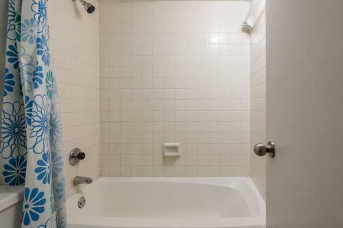 Apartamento King Suite Townhome With Laundry & Patio!