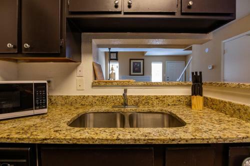 Apartamento King Suite Townhome With Laundry & Patio!