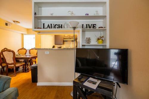 Apartamento King Suite Townhome With Laundry & Patio!