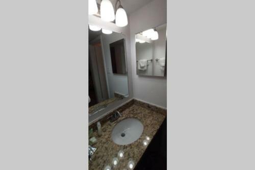 Apartamento King Suite Townhome With Laundry & Patio!