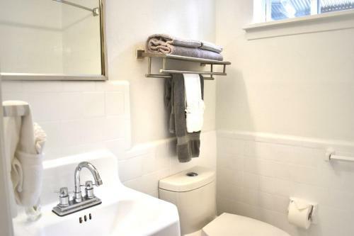 Apartamento Romantic Efficiency On Tree-lined Blvd - First Floor Living With Pool & Private Patio