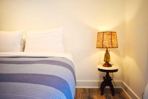 Apartamento Romantic Efficiency On Tree-lined Blvd - First Floor Living With Pool & Private Patio