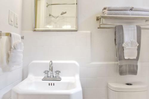 Apartamento Romantic Efficiency On Tree-lined Blvd - First Floor Living With Pool & Private Patio