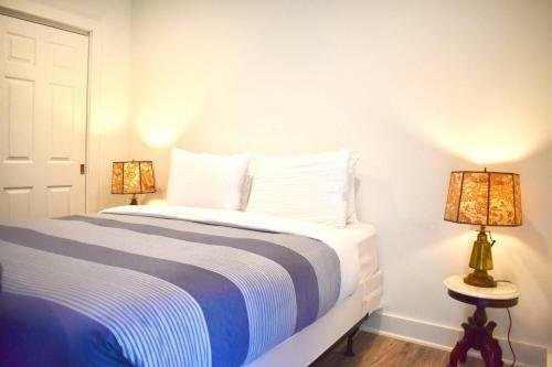 Apartamento Romantic Efficiency On Tree-lined Blvd - First Floor Living With Pool & Private Patio