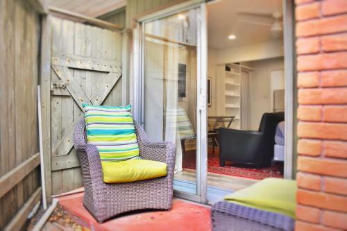 Apartamento Romantic Efficiency On Tree-lined Blvd - First Floor Living With Pool & Private Patio