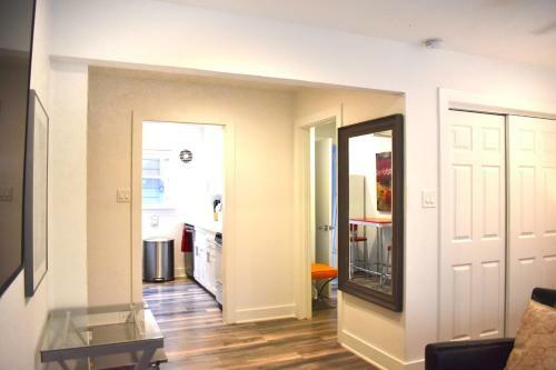Apartamento Romantic Efficiency On Tree-lined Blvd - First Floor Living With Pool & Private Patio