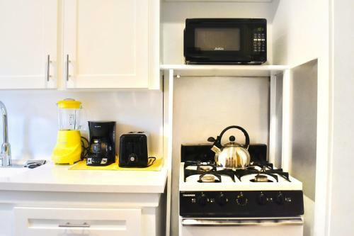 Apartamento Romantic Efficiency On Tree-lined Blvd - First Floor Living With Pool & Private Patio