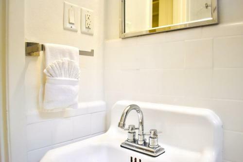 Apartamento Romantic Efficiency On Tree-lined Blvd - First Floor Living With Pool & Private Patio