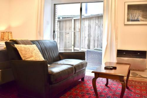 Apartamento Romantic Efficiency On Tree-lined Blvd - First Floor Living With Pool & Private Patio