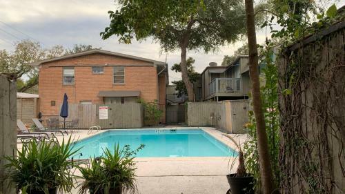 Apartamento Romantic Efficiency On Tree-lined Blvd - First Floor Living With Pool & Private Patio