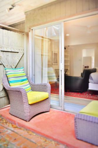 Apartamento Romantic Efficiency On Tree-lined Blvd - First Floor Living With Pool & Private Patio