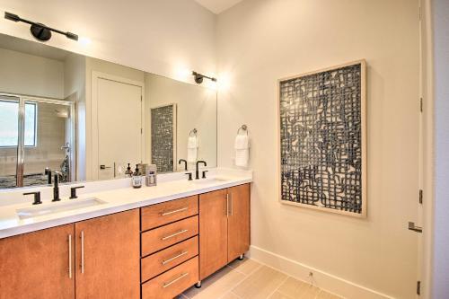 Chic Houston Townhome With Private Outdoor Lounge!