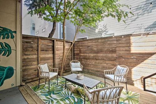 Chic Houston Townhome With Private Outdoor Lounge!