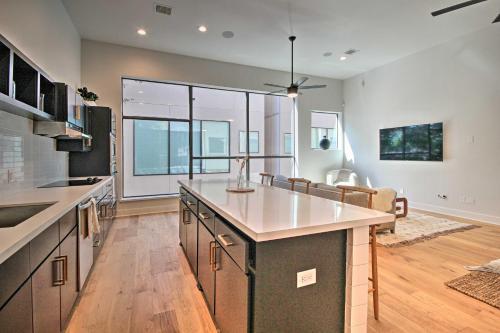 Chic Houston Townhome With Private Outdoor Lounge!