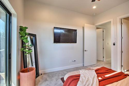 Chic Houston Townhome With Private Outdoor Lounge!