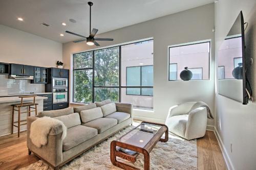 Chic Houston Townhome With Private Outdoor Lounge!