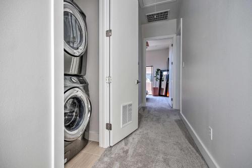 Chic Houston Townhome With Private Outdoor Lounge!