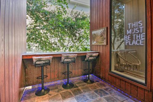 Chic Houston Townhome With Private Outdoor Lounge!