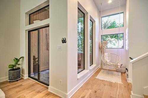 Chic Houston Townhome With Private Outdoor Lounge!