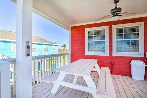 The Red Reef Home With Sundeck, Walk To Beach