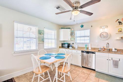 The Red Reef Home With Sundeck, Walk To Beach