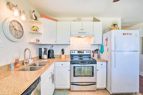 The Red Reef Home With Sundeck, Walk To Beach