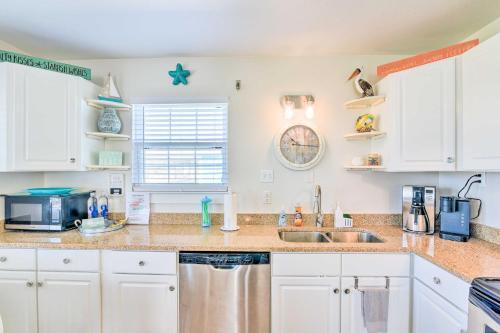 The Red Reef Home With Sundeck, Walk To Beach