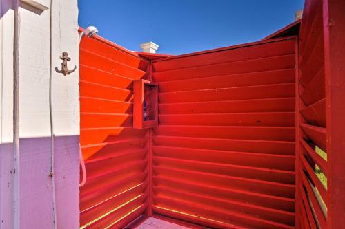 The Red Reef Home With Sundeck, Walk To Beach