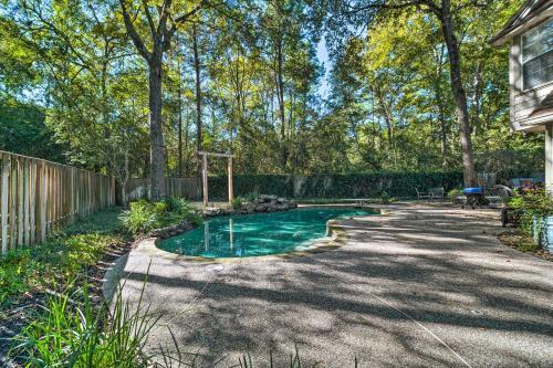 Spacious Woodlands Home Pool And Outdoor Oasis