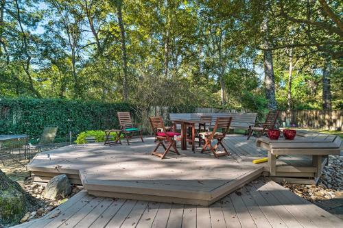 Spacious Woodlands Home Pool And Outdoor Oasis